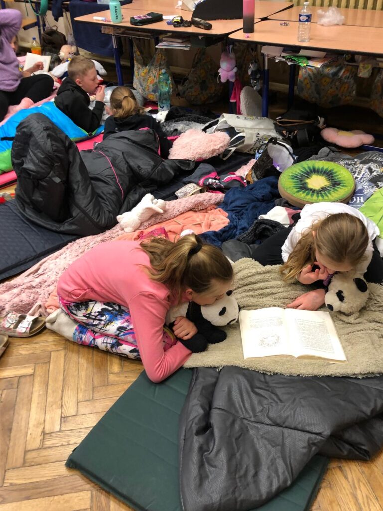 5.třída opět prožila Anderssenovskou noc ve škole